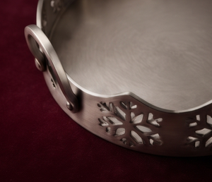 Plateau élégant en fer argenté motif flocon de neige de Noël, plat de service festif, décoration de table en métal, pièce d'exposition, accent d'intérieur - Product Image 2