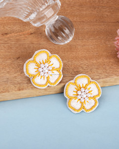 Pendientes Colgantes con Cuentas y Bordado Floral, Diseño de Flor Amarilla y Blanca, Centro de Perla, Tamaño Personalizado, Joyería de Moda, Elegante y Distintiva - Product Image 1