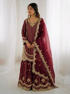 Elegante Traje Sharara Fendy de Seda con Bordado y Lentejuelas, Dupatta con Borde de Encaje, Ropa Festiva para Bodas para Mujer - Product Image 5