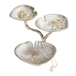 Plato Decorativo para Joyas con Diseño Elegante en Forma de Lirio Plateado, Ideal para Exhibir Anillos y Pequeños Accesorios - Product Image 1