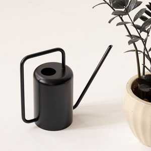 Regadera de metal negra con pintura de flores amarillas para uso en jardinería - Product Image 2