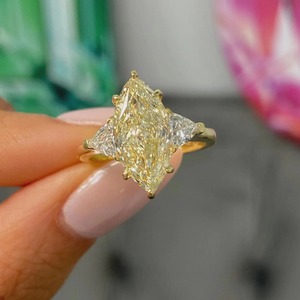 Bague de fiançailles en or jaune 14K avec diamant fantaisie jaune taille marquise de 5,50 carats, pierres latérales en diamant taille trilune, diamant de laboratoire serti à griffes VS+ - Product Image 1