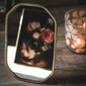 Miroir de courtoisie contemporain en métal avec forme d'arche facetée et support sur chevalet pour coiffeuse et salle de bain - Product Image 5