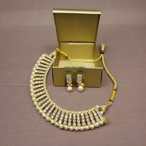 Parure de collier ras-du-cou traditionnelle ethnique certifiée, en alliage plaqué argent de haute qualité, ornée de cristaux de corail et de strass, motif floral, pour mariage et soirée - Product Image 1