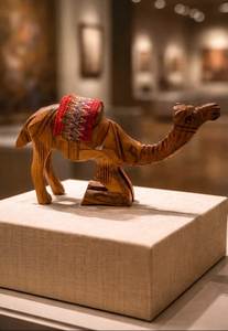 Centre de table en bois artisanal en forme de chameau, figurine décorative d'animal pour salon, bureau à domicile ou exposition - Product Image 3