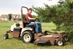 Tondeuse à gazon fiable Grasshopper 900D disponible à la vente, dotée d'un moteur de 25 chevaux, de lames commerciales durables et d'un maniement fluide. - Product Image 2