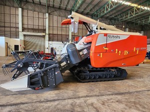 Kubota DC108X 108HP Combine <b>Harvester</b> Gear Drive Diesel Engine High Efficiency Rice Grain <b>Harvesting</b> Agricultural Machine - Product Image 1