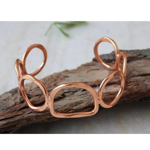 Brazalete de Cobre Hecho a Mano, Diseño Minimalista de Anillo Abierto, Joyería Metálica Moderna para Hombres y Mujeres - Product Image 2