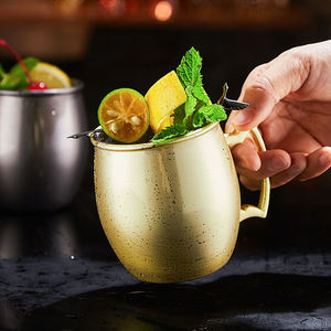 Mug en acier inoxydable finition lisse, verre à cocktail, mug à bière en métal avec poignée dorée, articles de bar - Product Image 5