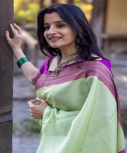 Sari de Seda Verde Claro con Borde Morado, Traje Tradicional Indio para Bodas, Estilo Banarasi, Sari Drapeado para Mujer - Product Image 6