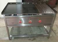 Gril à gaz commercial avec surface plate et brûleur à brochettes pour la restauration et la vente de nourriture de rue