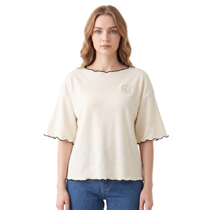 Camiseta de algodón premium para mujer de marca privada con ribete en contraste, camiseta de uso diario para mujer, ropa de boutique de fábrica con borde en contraste personalizado - Product Image 1
