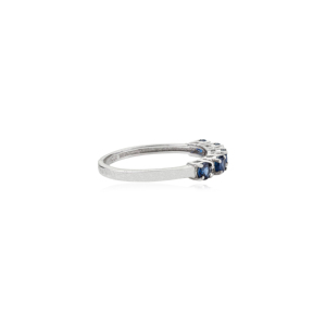 Elegante Anillo de Plata de Ley 925 con Zafiro Azul Auténtico de Corte Brillante Redondo y Diamantes Engastados en Punta, Estilo Media Eternidad - Product Image 5