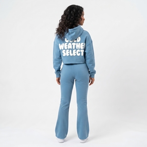 Survêtement court personnalisé imprimé en relief pour femme, 100 % coton molletonné, avec sweat à capuche court et pantalon évasé - Product Image 2