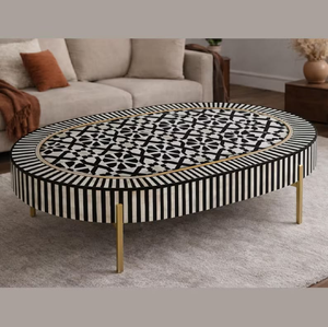 Mesa de centro ovalada hecha a mano con incrustaciones de hueso, con patrones monocromáticos llamativos y patas de metal dorado, disponible a precios de mayorista. - Product Image 1