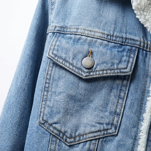 Veste en jean unisexe bleu clair délavé, doublée Sherpa, respirante, teinte en pièce, style décontracté automne-hiver, coupe trucker, boutonnée - Product Image 6