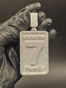 Colgante de Plata 925 con Nombre y Número de la Suerte Totalmente Cubierto de Moissanita Micro Pavé, Dijes Rectangulares Estilo Hip Hop para Cumpleaños - Product Image 5