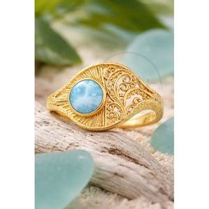 Anillo de Larimar Hecho a Mano con Baño de Oro, Banda de Latón Texturizado y Filigrana, Anillo de Diseño para Mujer - Product Image 3
