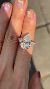 Bagues de fiançailles à trois pierres 9 carats en or massif 14 carats, serties à griffes, diamant de laboratoire taille poire certifié IGI, clarté VS+, blanc D-E-F - Product Image 2