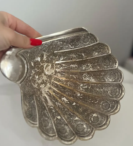 Plat de service décoratif en métal gaufré coquillage, finition argentée vintage, pour la vente en gros, accent de luxe pour la maison et la décoration de table - Product Image 2