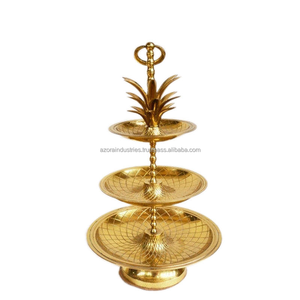 Soporte de exhibición de pastel de metal de color dorado antiguo con detalles ornamentados para ocasiones especiales para la venta de exportación por Azora Industries - Product Image 1