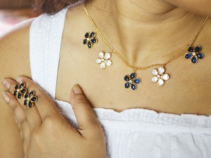 Conjunto de Joyería de Flores de Cuarzo Rosa - Collar y Aretes Hechos a Mano en Latón Chapado en Oro de 18k - Product Image 5