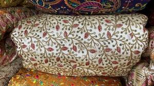 Saris de mariée de luxe, Lehenga, Robes de soirée et Tenues de fête en soie Mono Banglori brodée, tissu jacquard floral respirant, de créateur - Product Image 6