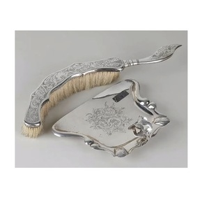 Balayette à poussière élégante en métal pour le nettoyage des sols intérieurs, avec une structure robuste et un look artisanal traditionnel et élégant - Product Image 1