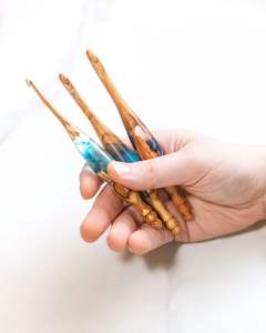 Art Empire Exports - Agujas de Ganchillo Ergonómicas de Resina y Madera Multicolor, Mango Suave, 20 cm de Longitud, 3 mm de Grosor, Tamaños Personalizados - Product Image 1