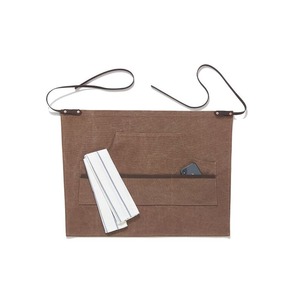 Tablier de bar professionnel léger en toile avec sangle en cuir réglable, poches, broderie personnalisée du nom de la marque, impression sérigraphique - Product Image 2
