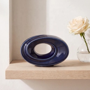 Urne funéraire artistique en métal bleu profond, design sculptural en forme d'anneau, finition brillante, récipient pour cendres commémoratives pour la maison - Product Image 3