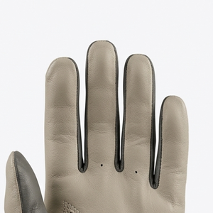 Gant de golf performant et confortable, doté d'un design léger, de zones renforcées et d'une technologie d'amélioration de la préhension flexible. - Product Image 4