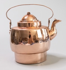 Théière en cuivre vintage élégante avec bec verseur incurvé, poignée décorative en cuivre, couvercle assorti, corps large et arrondi, classique - Product Image 3