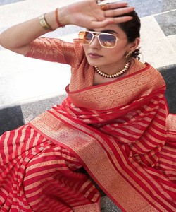 Sari de Seda Roja, Estilo Banarasi, con Borde Decorado, Largo hasta el Suelo, para Bodas Indias Tradicionales - Product Image 2