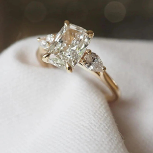 Bague de mariage de luxe pour femme, diamant de laboratoire taille coussin de 3 carats, couleur D, plaqué or 14K, certifiée IGI, Global Gems R02849 - Product Image 3