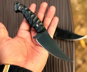 Couteau à Découper la Peau Fait Main Personnalisé, Lame en Acier D2 Revêtue de Poudre Noire, Couteau de Chasse avec Manche en Micarta et Étui en Cuir - Product Image 4