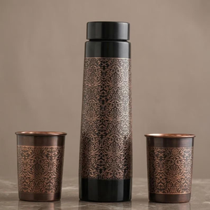 Ensemble de bouteilles d'eau en cuivre avec 2 verres |   Ensemble cadeau de bouteilles en cuivre design |   Ensemble de bouteilles en cuivre imprimées |   Ensemble de vaisselle en cuivre - Product Image 1