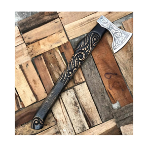 Hacha decorativa de estilo vikingo de moda con cabeza ornamentada con grabados nórdicos, mango de madera tallado y diseño de inspiración celta. - Product Image 4