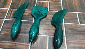 Juego de Cuchillo y Tenedor para Queso de Resina, Diseño Elegante con Mango Plano Brillante, Ergonómico, Apto para Lavavajillas y Microondas, Duradero - Product Image 2