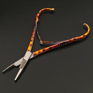 Pinza de Pesca Premium con Diseño de Piel de Trucha, Pinza para Moscas, Pinza Hemostática con Bloqueo, Herramienta Multifunción de Acero Inoxidable para Quitar Anzuelos - Product Image 1