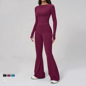 Ensemble 2 pièces de sport pour femme avec logo personnalisé : Legging taille mi-haute et débardeur sans manches – Tenue de sport respirante et écologique - Product Image 3
