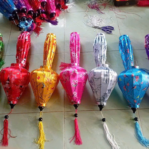 Lanternes en soie de Hoi An artisanales de formes variées avec des motifs floraux traditionnels et des couleurs pastel élégantes - Product Image 3