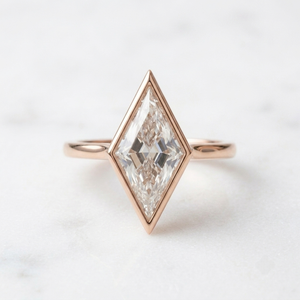 Bague de fiançailles classique pour femme en or jaune 18 carats avec diamant de laboratoire taille losange serti clos, certifié IGI, clarté F VVS2 - Product Image 1