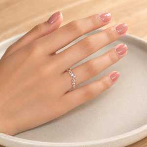 Bague en or massif 10K avec diamant de laboratoire VVS 1 carat couleur E, taille rose ronde, demi-éternité, bande superposable, courbée en chevron, pour mariage - Product Image 2