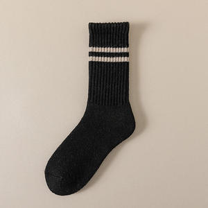 Chaussettes décontractées en coton de haute qualité pour jeunes hommes, respirantes, douces, extensibles, avec talon et bout renforcés, confortables pour tous les jours - Product Image 1
