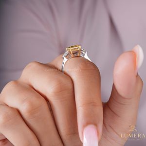 Bague de fiançailles en or avec diamant jaune de laboratoire taille radiant sur mesure, certifié IGI, pour femme - Product Image 3