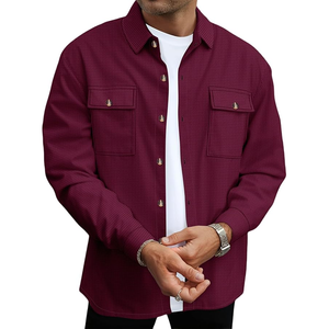 Chemise à manches longues en tissu gaufré bordeaux pour homme avec poches poitrine, col rabattu, tenue décontractée pour l'automne - Product Image 1