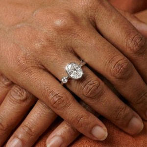 Anillo de aniversario de moissanita brillante con corte ovalado de 8*6 para ella, plata 925, dos piedras, elegante regalo sorpresa de cumpleaños para ella - Product Image 2