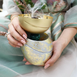 Ensemble d'encensoirs dorés sophistiqués avec bases texturées et plateau métallique, parfait pour une pièce d'ameublement de luxe moderne et parfumée. - Product Image 4