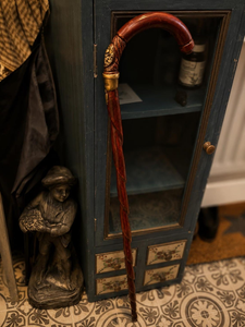Canne de marche en bois artisanale, bâton décoratif vintage avec poignée courbée et détails métalliques, cadeau classique - Product Image 2
